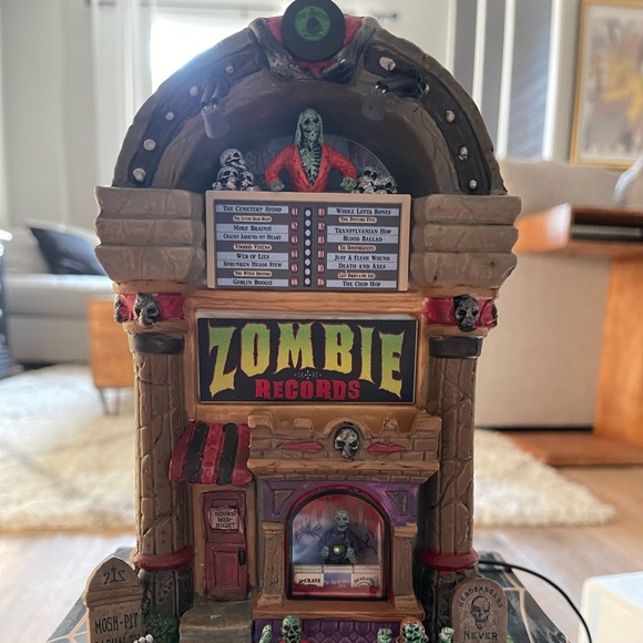 LEMAX SPOOKY TOWN: Zombie Records 🖤🧟‍♂️ Halloween Village/Miniature Building - Picture 8 of 11